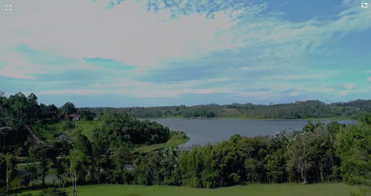 Área verde em frente à represa